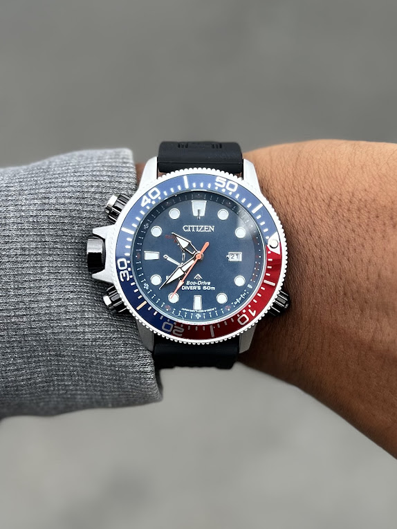 Relógio Citizen Promaster Preto Com Azul e Vermelho no Atacado - Pulseira de Borracha | Relógios Para Revender Relógio Citizen Promaster Preto Com Azul e Vermelho no Atacado