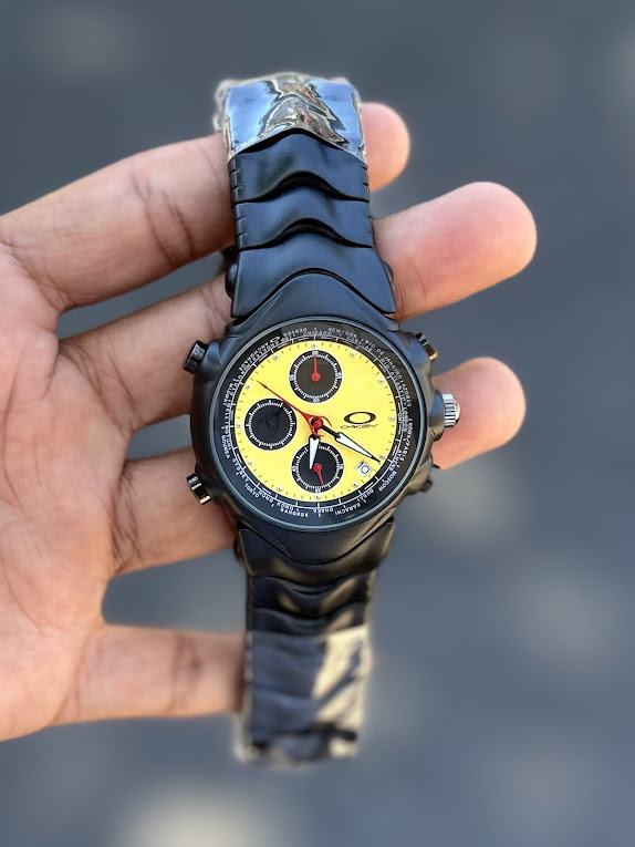 Relógio Oakley GMT Preto Com Amarelo no Atacado - Pulseira de Aço | Relógios Para Revender Relógio Oakley GMT Preto Com Amarelo no Atacado